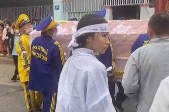 Lễ đưa tang tài tử Thương Tín: Vợ cũ và con gái 12 tuổi xuất hiện lặng lẽ