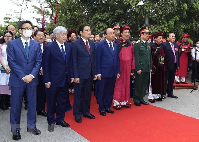 Chủ tịch nước Nguyễn Xuân Phúc cùng lãnh đạo Đảng, Nhà nước dự lễ dâng hương tưởng niệm các Vua Hùng tại Khu Di tích lịch sử Quốc gia đặc biệt Đền Hùng, tỉnh Phú Thọ. Ảnh: Thống Nhất/TTXVN.