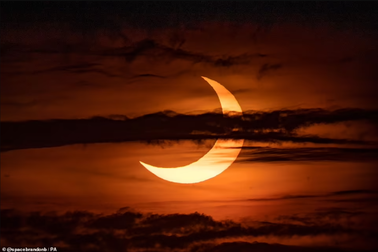 "Vòng tròn lửa" đầy ma mị xuất hiện trên bầu trời