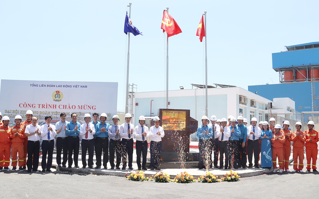Gắn biển công trình Trạm biến áp 500kV Vân Phong và đấu nối - 1 Gắn biển công trình Trạm biến áp 500kV Vân Phong và đấu nối - 1