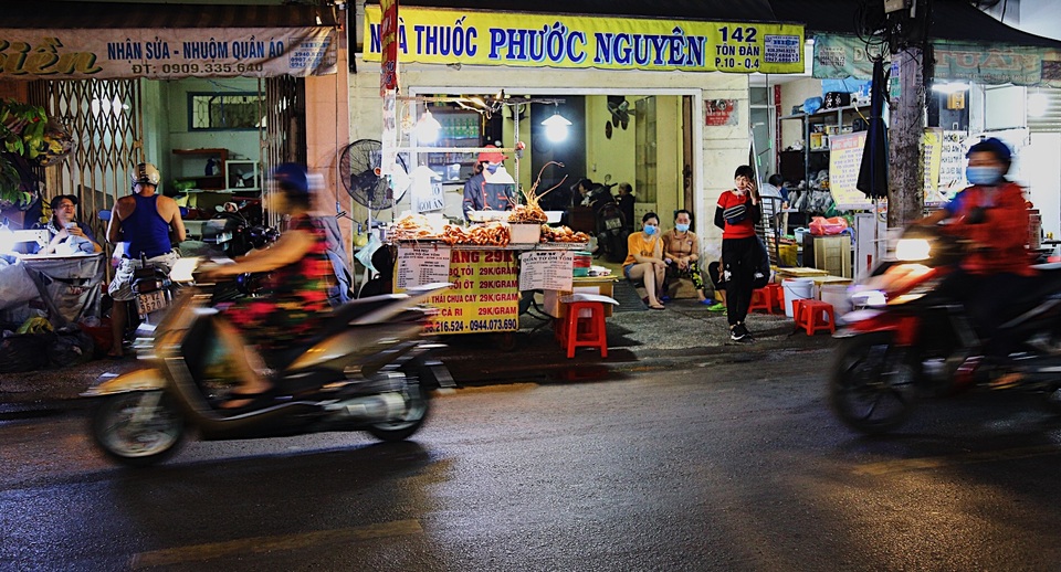 Chạy xe ôm rồi lập tiệm hải sản, cô gái kiếm chục triệu đồng mỗi tháng - 1 Chạy xe ôm rồi lập tiệm hải sản, cô gái kiếm chục triệu đồng mỗi tháng - 1