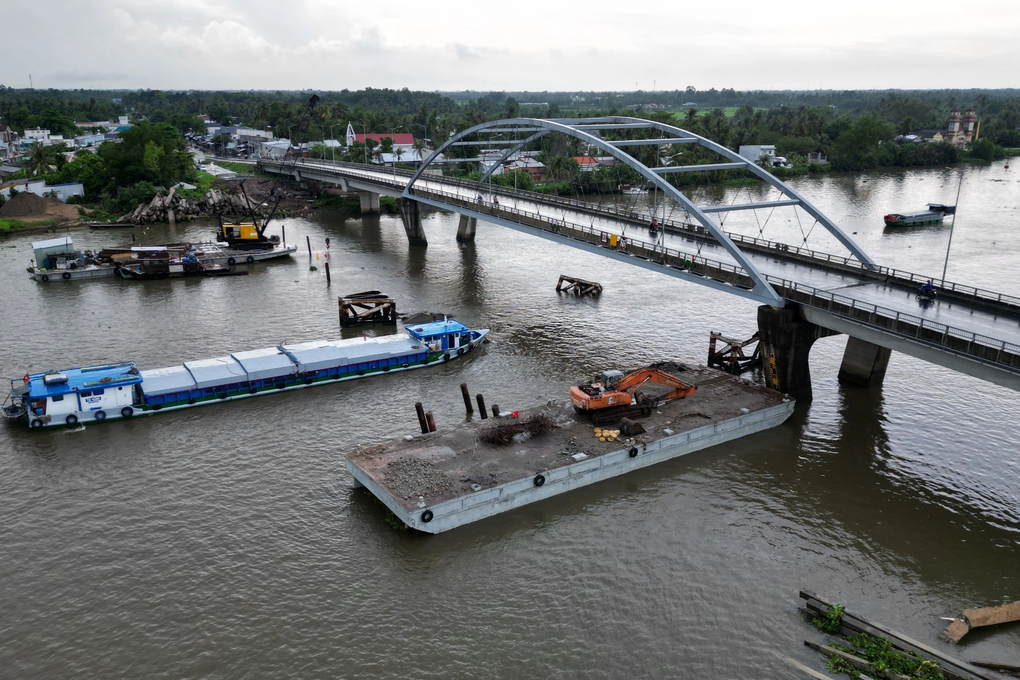 Tàu chở gần 1.000 tấn đá đâm biến dạng cầu Măng Thít - 3
