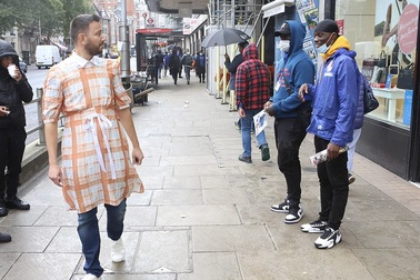 Mặc “hàng hiệu” xuống phố cũng chẳng... sung sướng gì