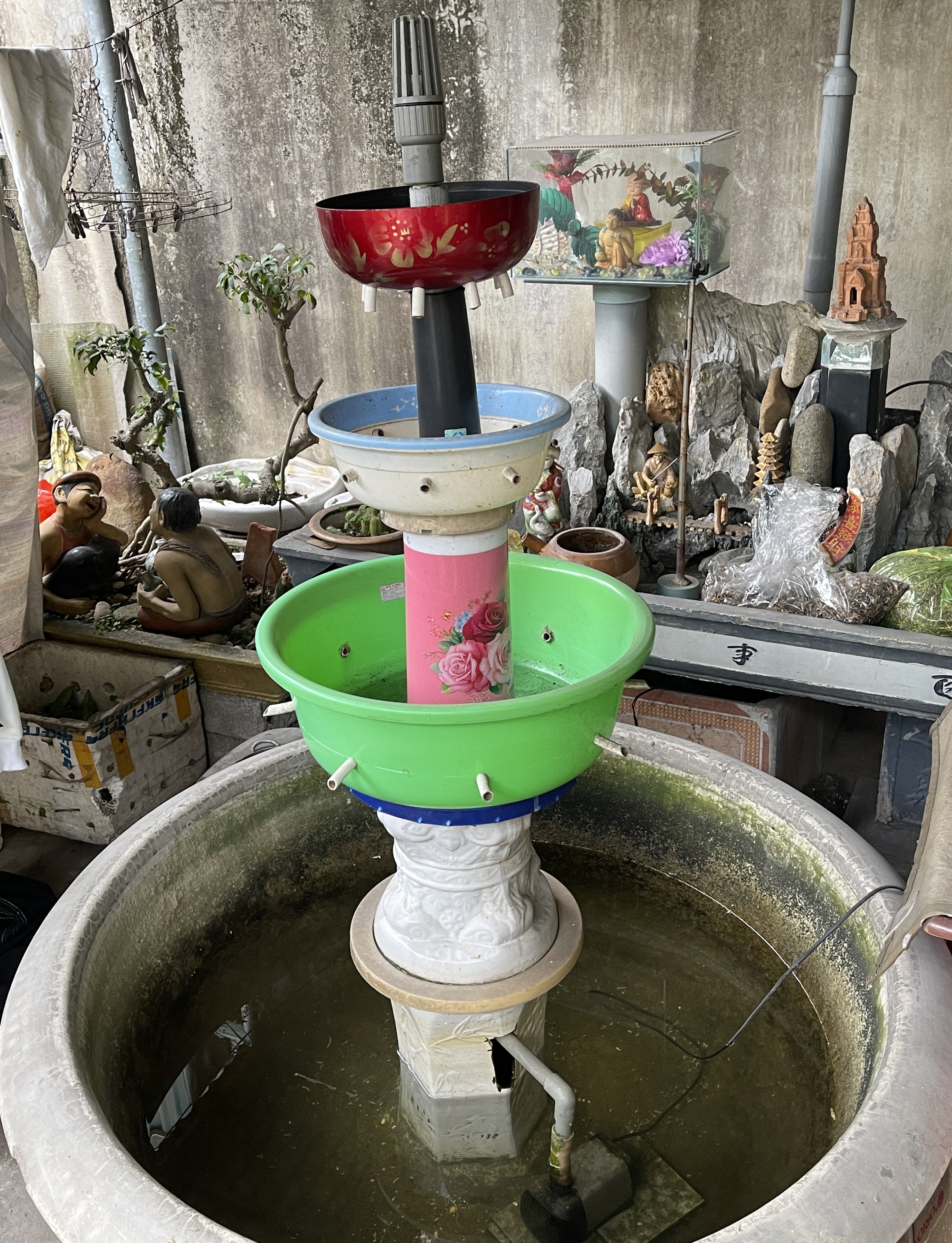 View - Cụ ông gây sốt khi "hô biến" lò vi sóng thành bếp than, tivi hóa chậu cây | Báo Dân trí