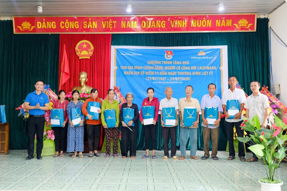 Tặng quà gia đình chính sách, có công với cách mạng nhân ngày 27/7 - 1 Tặng quà gia đình chính sách, có công với cách mạng nhân ngày 27/7 - 1