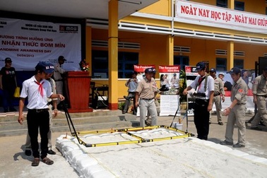 Hơn 500 học sinh được giáo dục về nhận thức bom, mìn