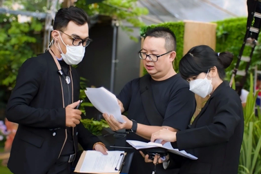 Nghề đứng sau sân khấu: Phải biết làm thơ, đủ sức "cày" 12-16 giờ/ngày