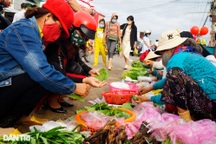 Mùng 1 Tết đi chợ Gò mua bó rau muống cầu gì được nấy