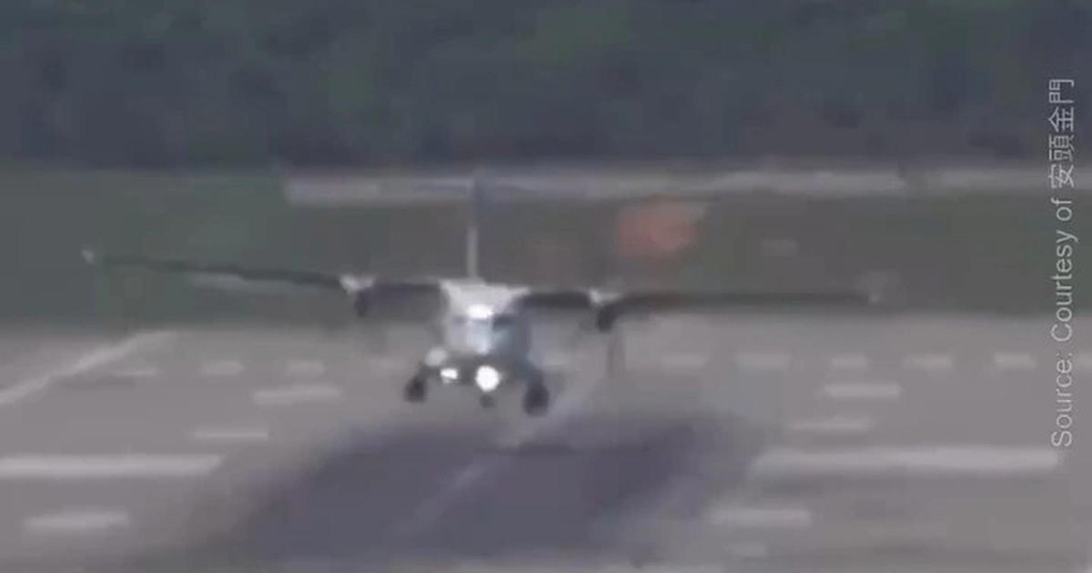 Máy bay chao đảo khi cố hạ cánh trong gió bão Ragasa ở Đài Loan