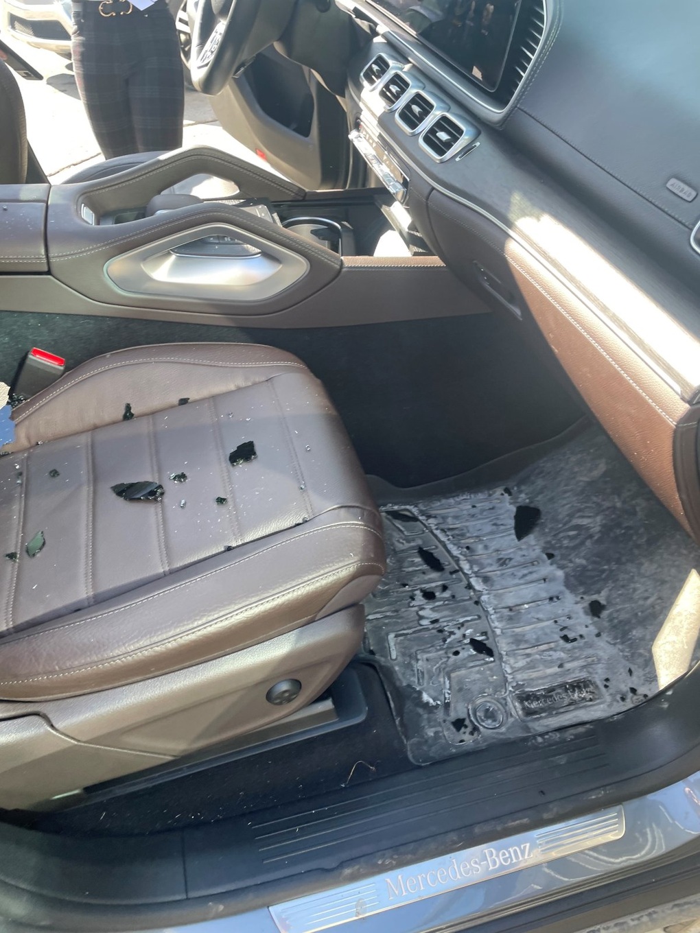 Ô tô bỗng dưng vỡ tung cửa nóc, hàng loạt chủ xe kiện Mercedes - 2 Ô tô bỗng dưng vỡ tung cửa nóc, hàng loạt chủ xe kiện Mercedes - 2