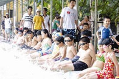 Huế: Dân đua nhau đi trốn nắng