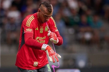 Vừa bắt phạt đền, vừa diễn ảo thuật, thủ môn xuất sắc hóa người hùng