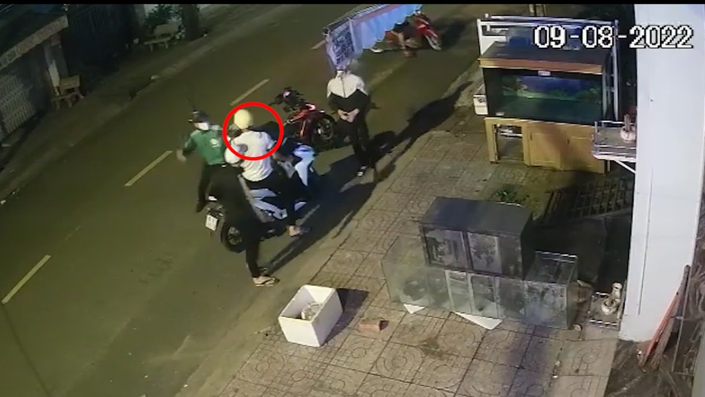 Xôn xao clip người dân đi đường bị bao vây đánh đập, xịt hơi cay - 1 Xôn xao clip người dân đi đường bị bao vây đánh đập, xịt hơi cay - 1