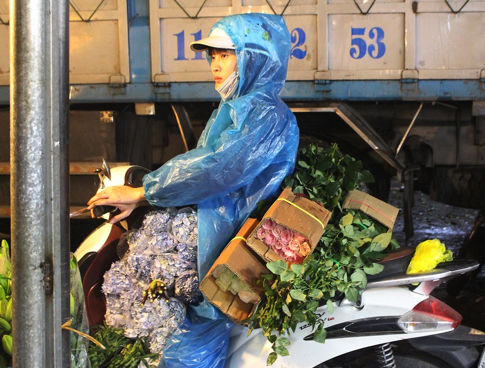 Khách đội mưa đến chợ hoa lớn nhất Hà Nội lúc nửa đêm - 8 Khách đội mưa đến chợ hoa lớn nhất Hà Nội lúc nửa đêm - 8