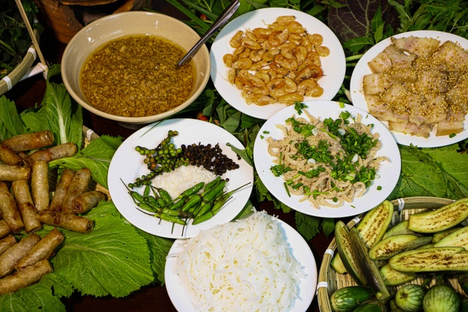 Kon Tum salad with a few dozen kinds of strange leaves, tired hands - 3