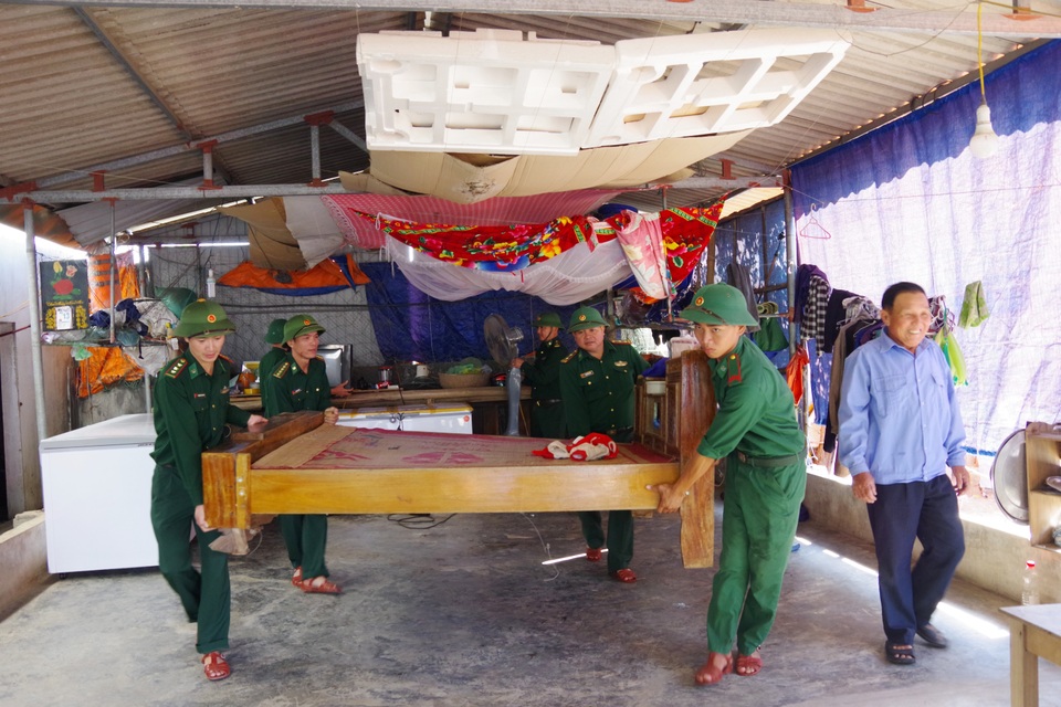 Khẩn trương giúp dân ứng phó cơn bão số 13 - 3 Khẩn trương giúp dân ứng phó cơn bão số 13 - 3