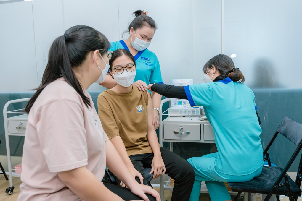 Tiêm vaccine HPV 9-14 tuổi: Hành động nhỏ hôm nay, lá chắn cho tương lai - 1 Tiêm vaccine HPV 9-14 tuổi: Hành động nhỏ hôm nay, lá chắn cho tương lai - 1