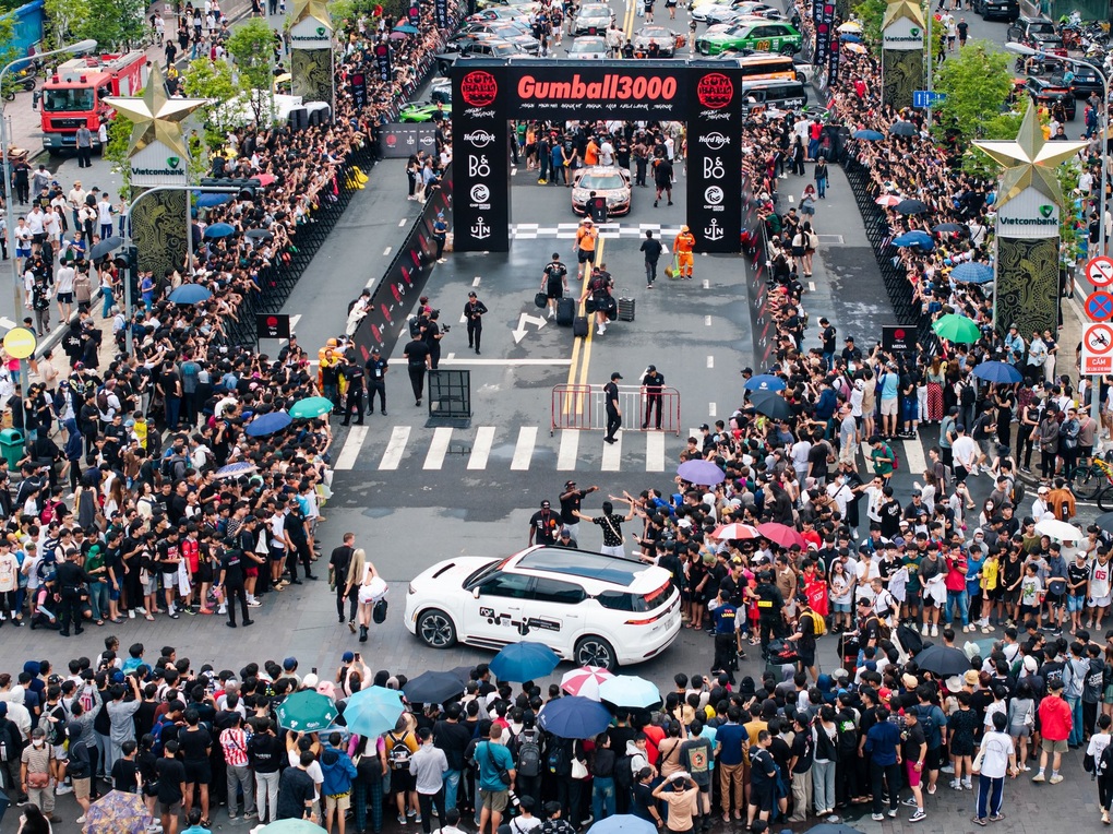 Công ty đứng sau dàn xe điện VinFast đưa đón sao quốc tế tại Gumball 3000 - 1