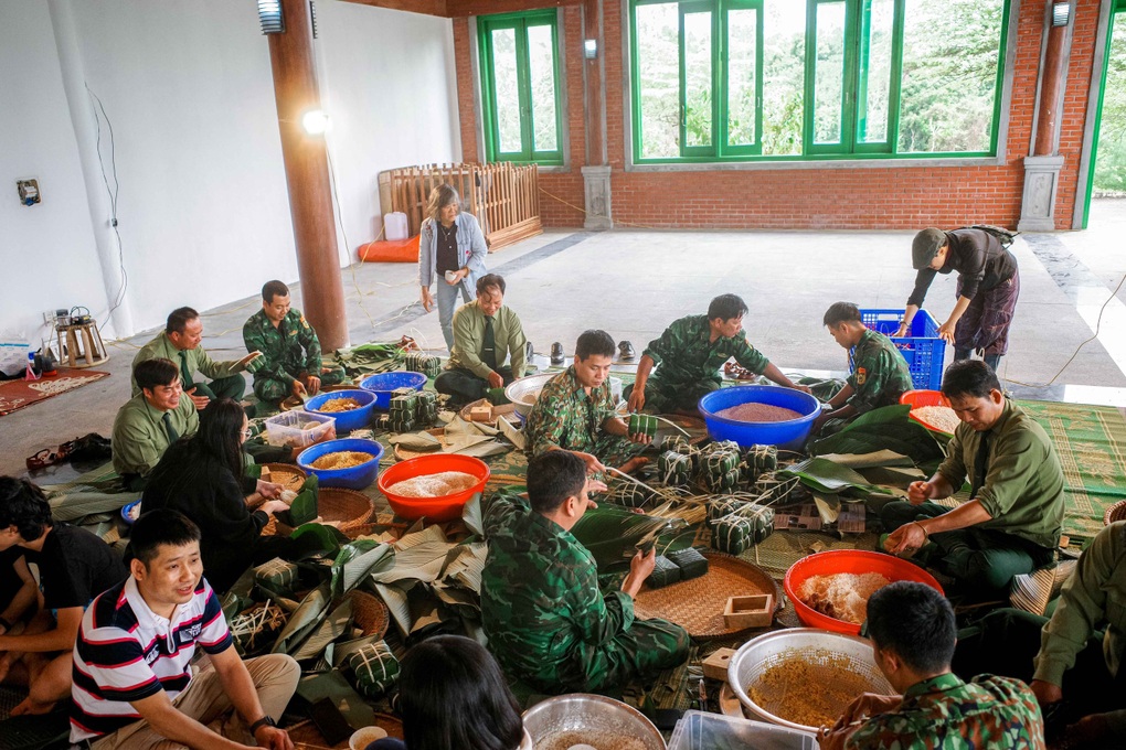 Gói bánh chưng xanh dâng lên mộ Đại tướng Võ Nguyên Giáp - 1 Gói bánh chưng xanh dâng lên mộ Đại tướng Võ Nguyên Giáp - 1