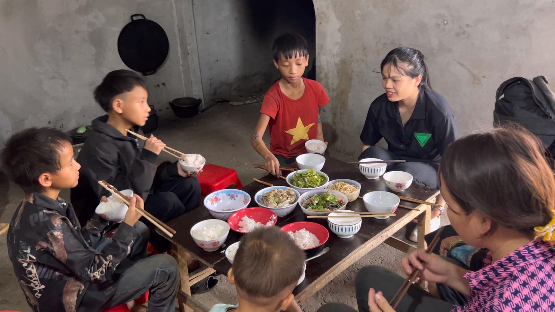 ពីក្មេងស្រី Dao ដែលបានរៀបការនៅអាយុ 18 ឆ្នាំទៅជា YouTuber ស្ត្រីដែលបានរុករកគ្រប់ផ្នែកនៃប្រទេស - 2 Từ cô gái Dao lấy chồng ở tuổi 18 đến nữ YouTuber khám phá mọi miền Tổ quốc - 2