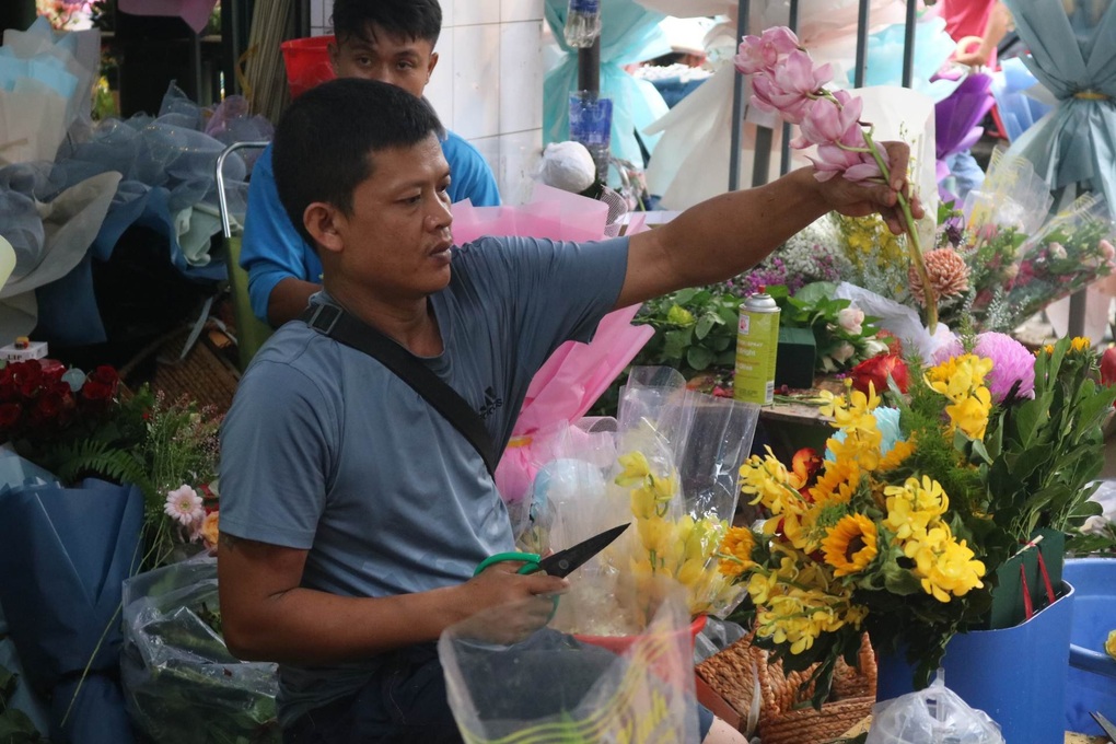 Người bán hoa mỏi tay chốt đơn, lãi lớn với những bó... chục triệu đồng - 1 Người bán hoa mỏi tay chốt đơn, lãi lớn với những bó... chục triệu đồng - 1