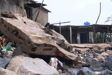 Phú Yên: Triều cường "nuốt chửng" nhà cửa, người dân lo "thắt ruột"