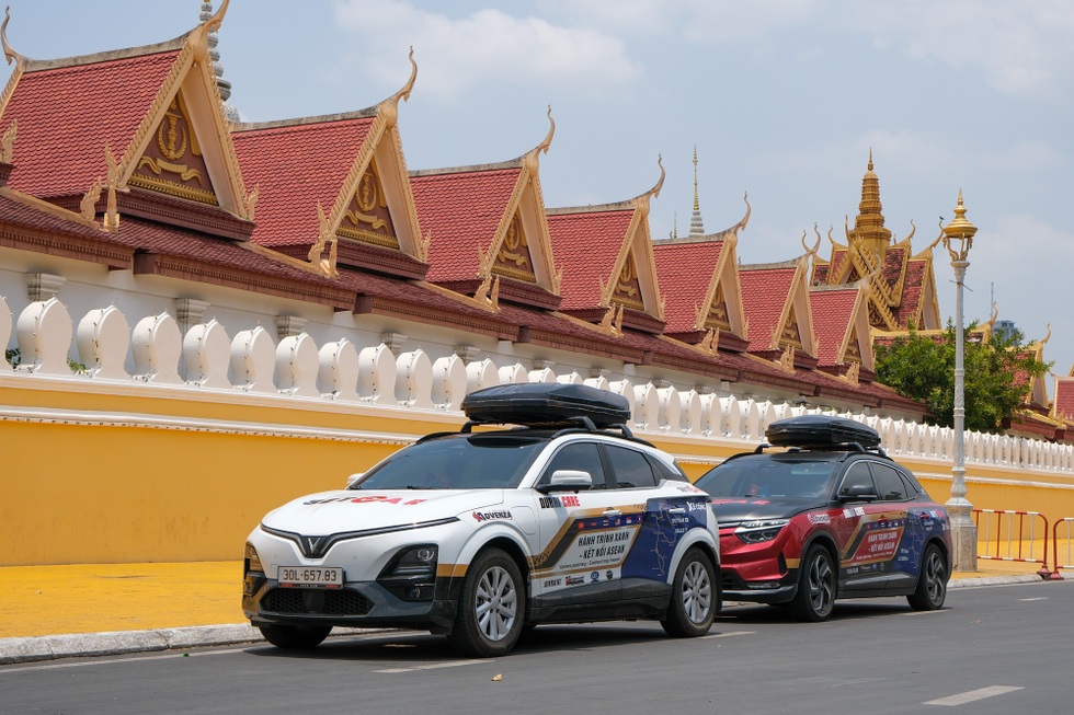 Hành trình "phượt" 6 nước bằng ô tô điện VinFast và những chuyện chưa kể