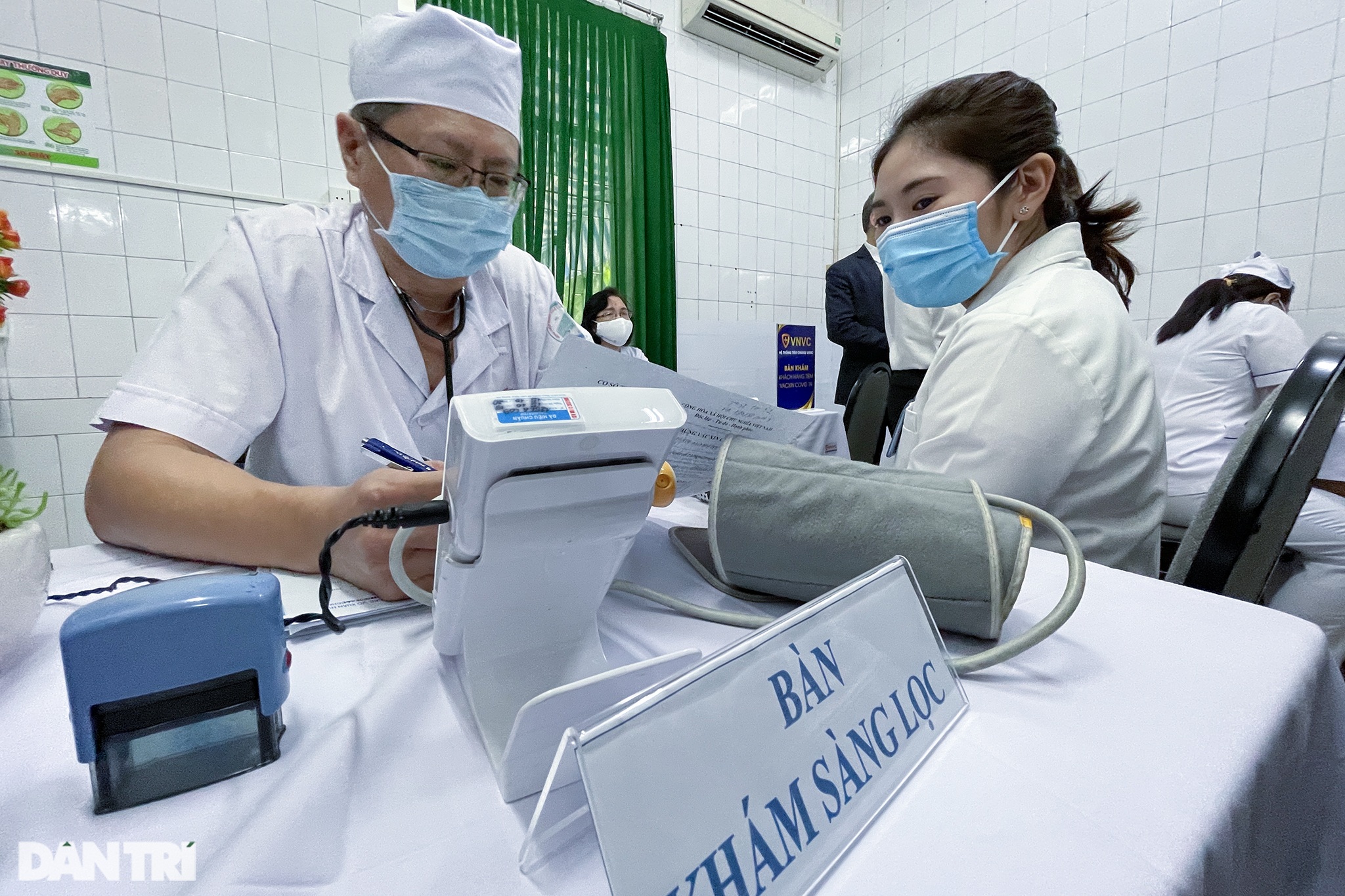 Giấc mơ đẹp của nữ bác sĩ được tiêm vắc xin ngừa Covid-19 đầu tiên - 16 Giấc mơ đẹp của nữ bác sĩ được tiêm vắc xin ngừa Covid-19 đầu tiên - 16