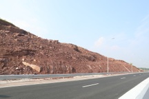 Đang phân luồng, khắc phục sự cố sạt trượt trên cao tốc Vân Đồn - Móng Cái