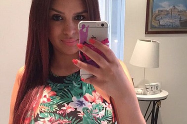 Cô vợ nóng bỏng của “bom tấn” vừa tới MU