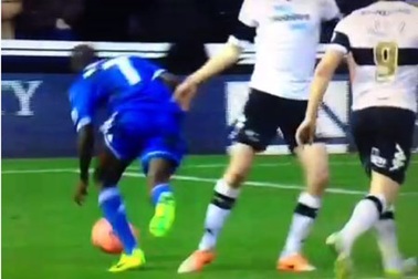 Ramires lại “diễn kịch” trong trận gặp Derby County