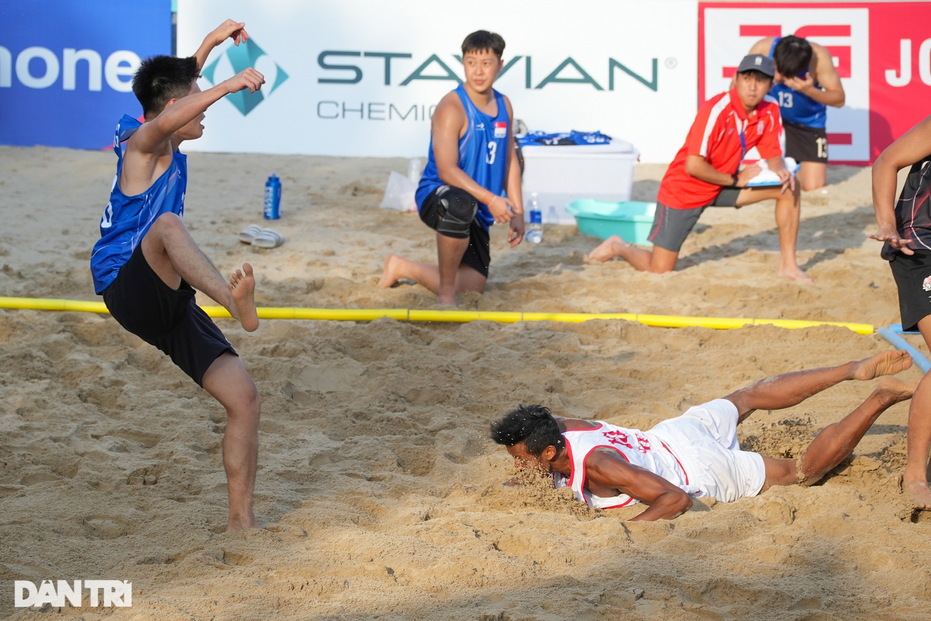 Thắng liên tiếp 4 trận, đội tuyển bóng ném bãi biển Việt Nam tiến gần HCV - 4 Thắng liên tiếp 4 trận, đội tuyển bóng ném bãi biển Việt Nam tiến gần HCV - 4