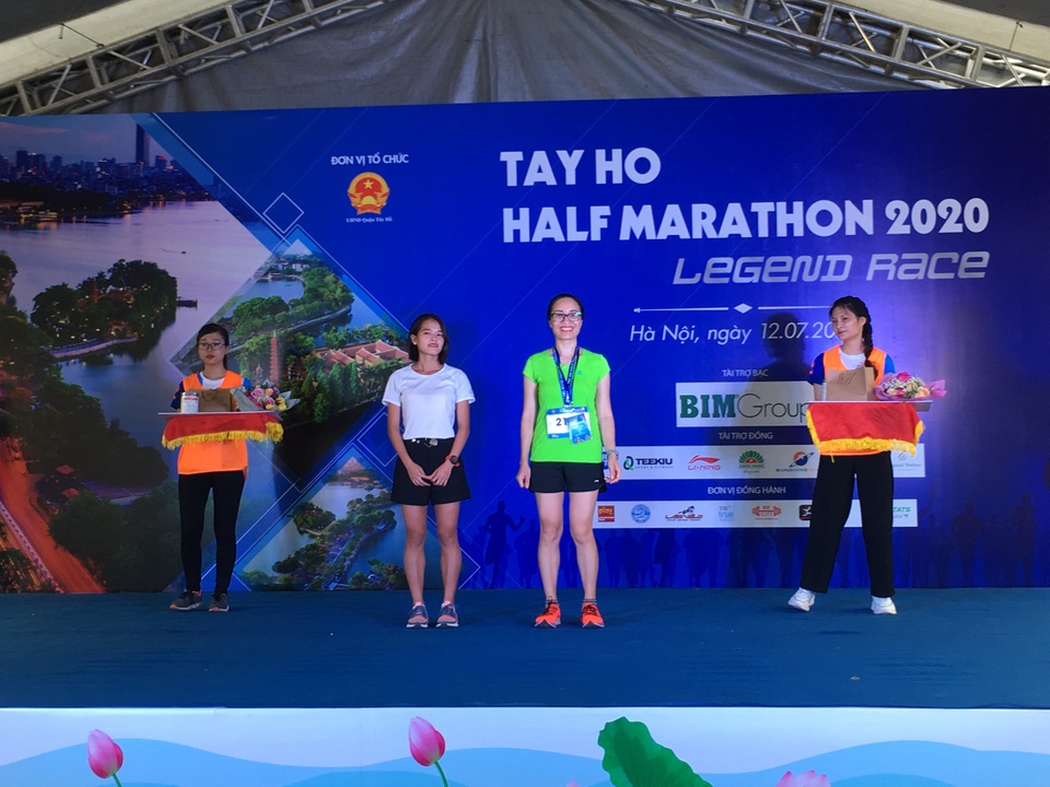 Nguyễn Thị Oanh và Hồng Lệ tỏa sáng ở Giải Tay Ho Half Marathon 2020 - 2 Nguyễn Thị Oanh và Hồng Lệ tỏa sáng ở Giải Tay Ho Half Marathon 2020 - 2
