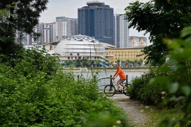 Công viên ở Hà Nội cỏ mọc cao hơn 2m sau một năm hoạt động