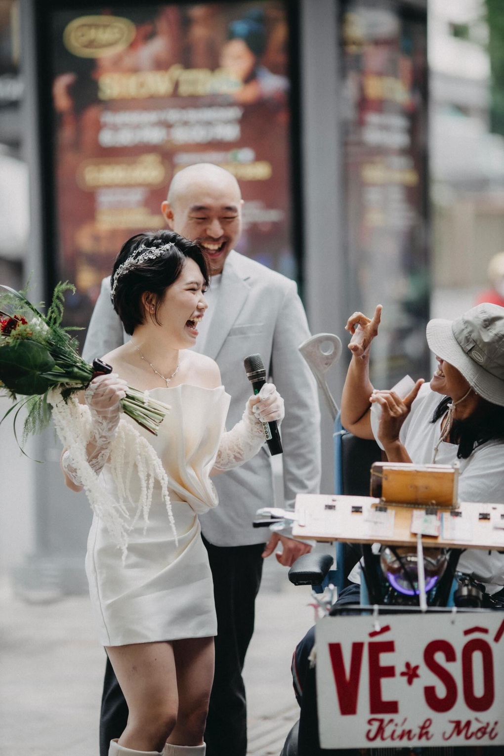 Người bán vé số trong bộ ảnh cưới gây sốt, nói 1 câu khiến cô dâu rưng rưng - 2 Người bán vé số trong bộ ảnh cưới gây sốt, nói 1 câu khiến cô dâu rưng rưng - 2
