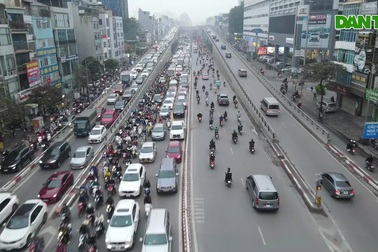Đường vành đai 2 trên cao ùn tắc dài gần 3km từ Ngã Tư Vọng về Ngã Tư Sở