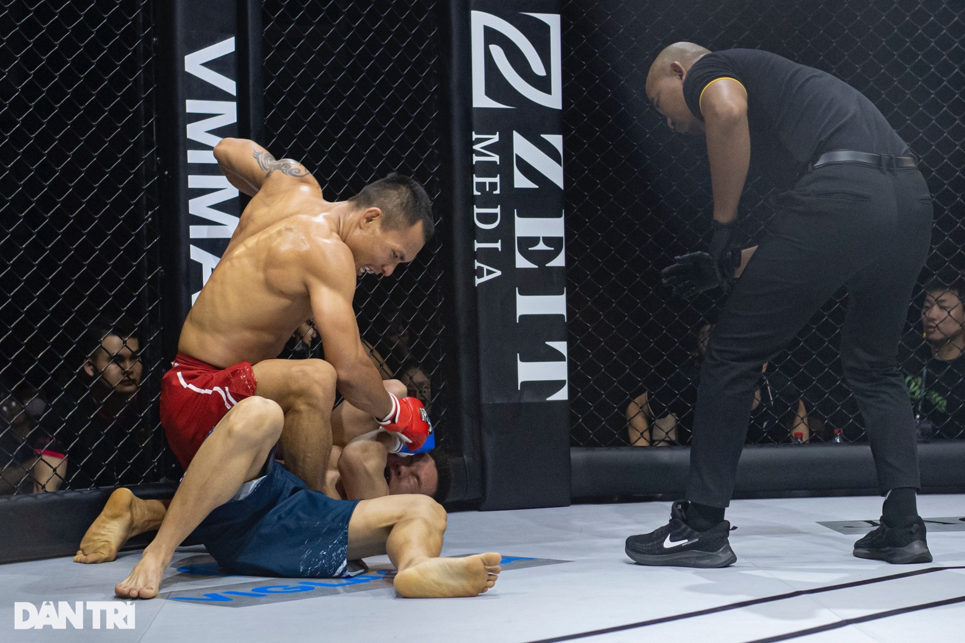 Khoảnh khắc Trần Quang Lộc hạ knock-out Lý Tiểu Long sau cú đấm liên hoàn - 8 Khoảnh khắc Trần Quang Lộc hạ knock-out Lý Tiểu Long sau cú đấm liên hoàn - 8