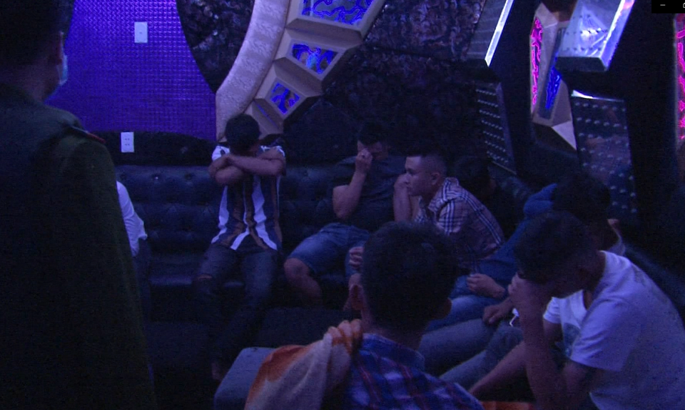 Khách hát và chủ quán karaoke cùng sử dụng ma túy - 1 Khách hát và chủ quán karaoke cùng sử dụng ma túy - 1
