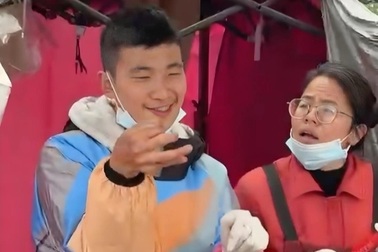 Mẹ dạy con trai bại não gây xúc động: "Không nhận sự thương hại của ai"