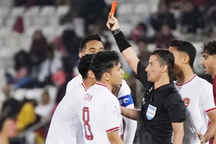 Bị gần 1 triệu CĐV Indonesia "tấn công", trọng tài rút 2 thẻ đỏ phải sợ hãi