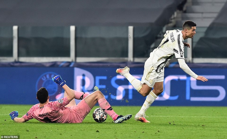 C.Ronaldo bất lực nhìn Juventus bị loại cay đắng dưới tay Porto - 11 C.Ronaldo bất lực nhìn Juventus bị loại cay đắng dưới tay Porto - 11