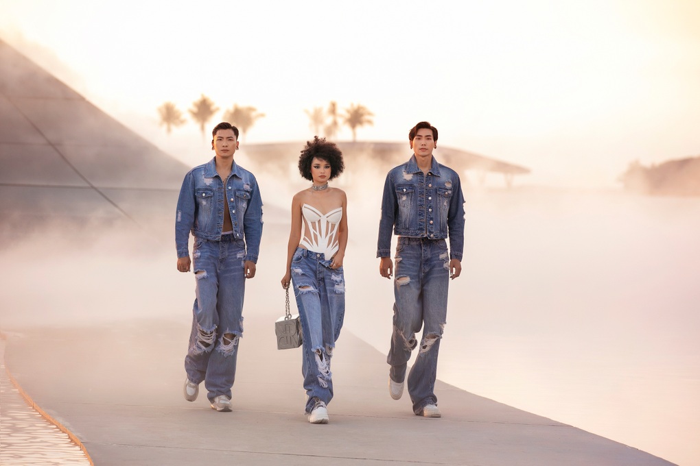 Thanh Hằng và dàn người đẹp catwalk trên mặt nước khiến khán giả phấn khích - 9