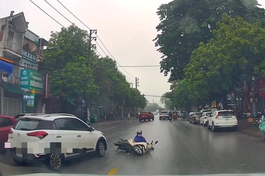 Nữ tài xế xử lý khó hiểu, tông ngã người đi xe máy