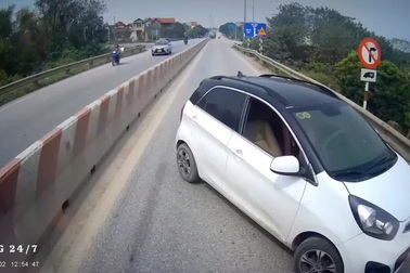 Đường chia làn bằng phân cách cứng, tài xế vẫn cố tình đi ngược chiều