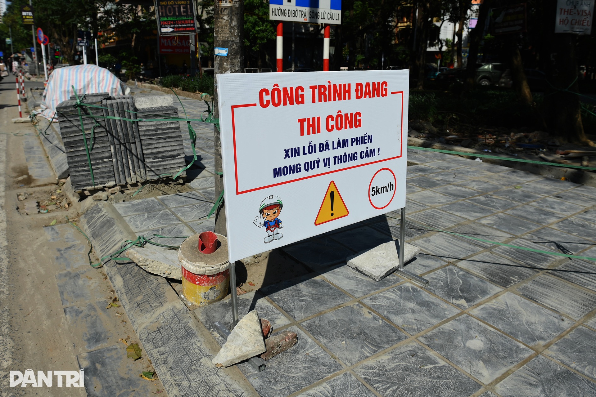 Nhiều vỉa hè ở Hà Nội được thay áo mới - 12