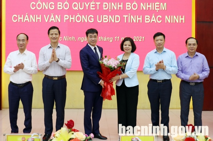 Lãnh đạo tỉnh Bắc Ninh tặng hoa chúc mừng tân Chánh Văn phòng UBND tỉnh.