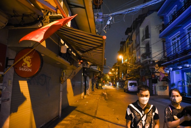 Phố cổ Hà Nội tĩnh mịch lạ thường trong những ngày chống dịch Covid-19 - 7