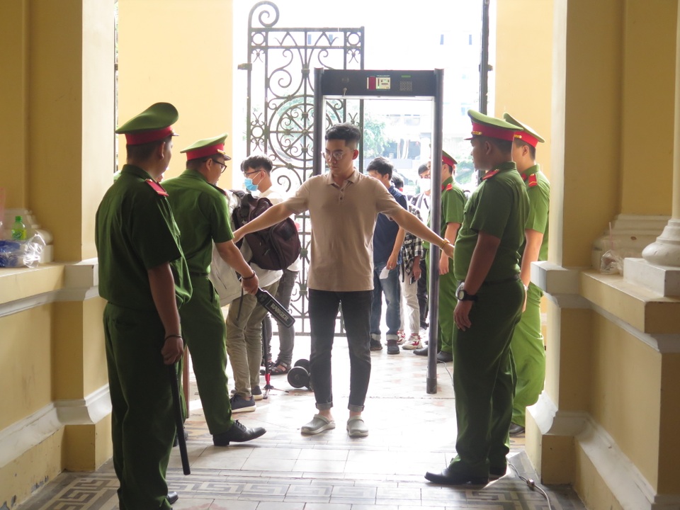 Phúc XO khập khiễng tới tòa - 4 Phúc XO khập khiễng tới tòa - 4
