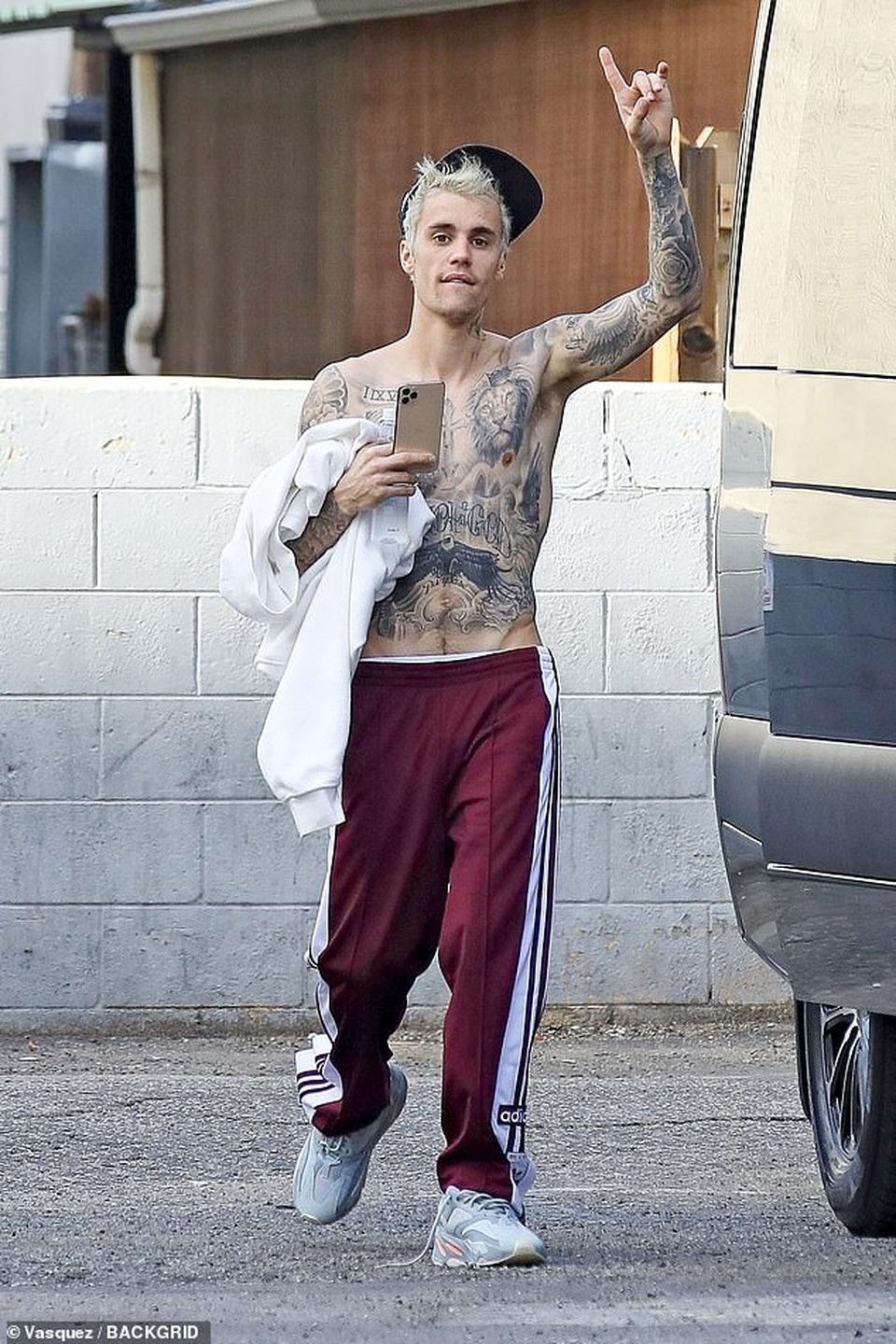 Justin Bieber cởi trần khoe hình xăm khủng - 1 Justin Bieber cởi trần khoe hình xăm khủng - 1
