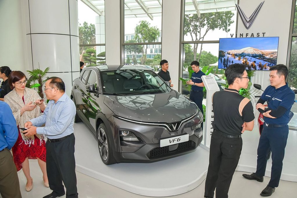 Khách hàng đếm ngược chờ ngày nhận mẫu xe phổ thông dành cho gia đình VF 6 - 3 Khách hàng đếm ngược chờ ngày nhận mẫu xe phổ thông dành cho gia đình VF 6 - 3